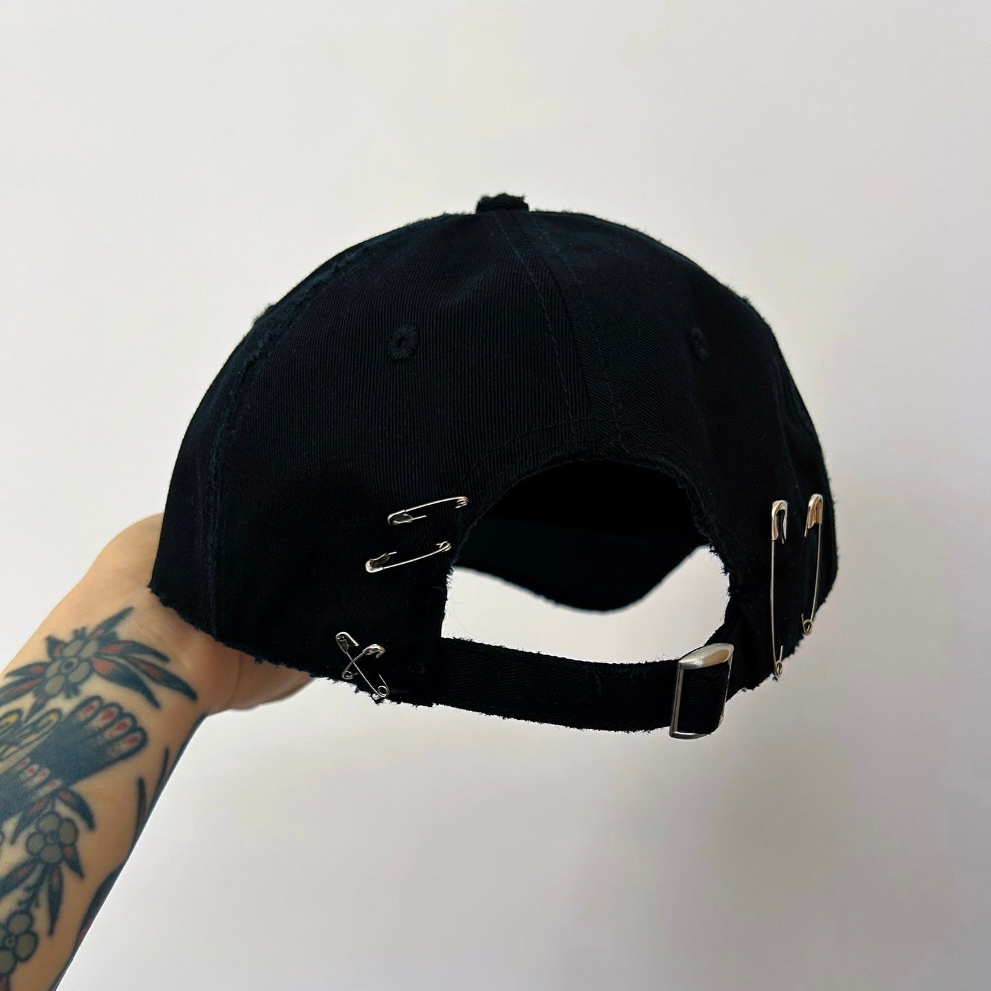 DISTRESSED & PIERCED HAT